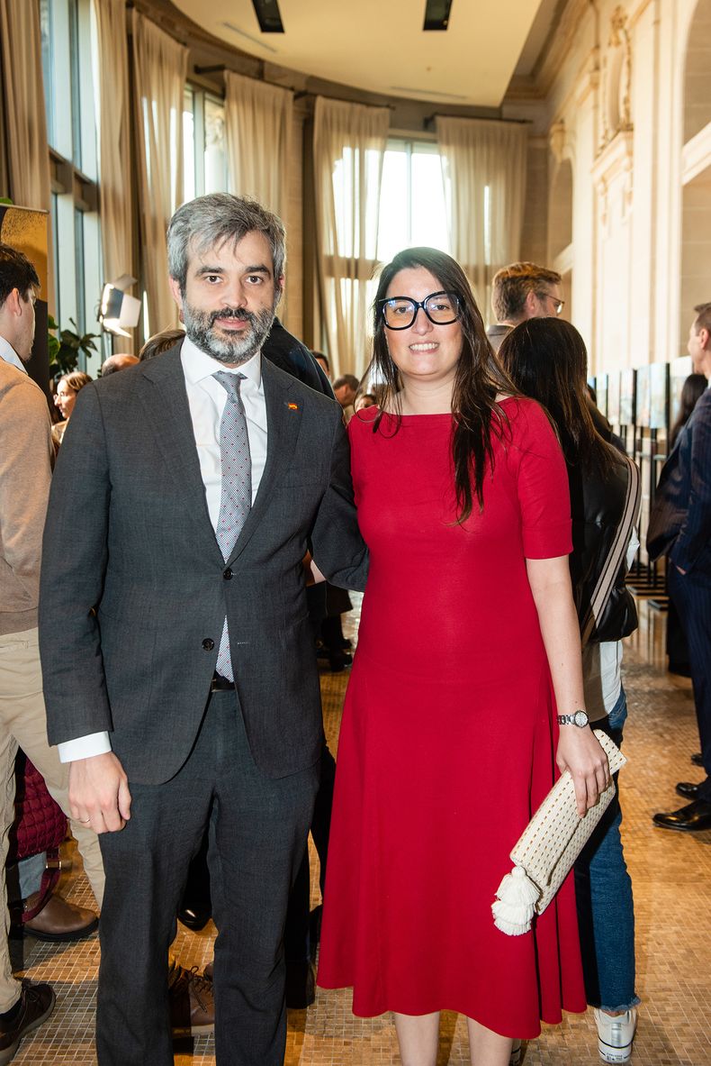 Consejero de la Embajada de España Juan ManuelLópez junto a Carmen Panero