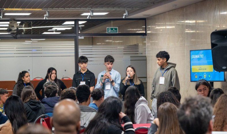 Un grupo de adolescentes habla durante la consulta nacional sobre entornos digitales e IA realizada en el anexo del Palacio Legislativo el 3 de setiembre de 2026.