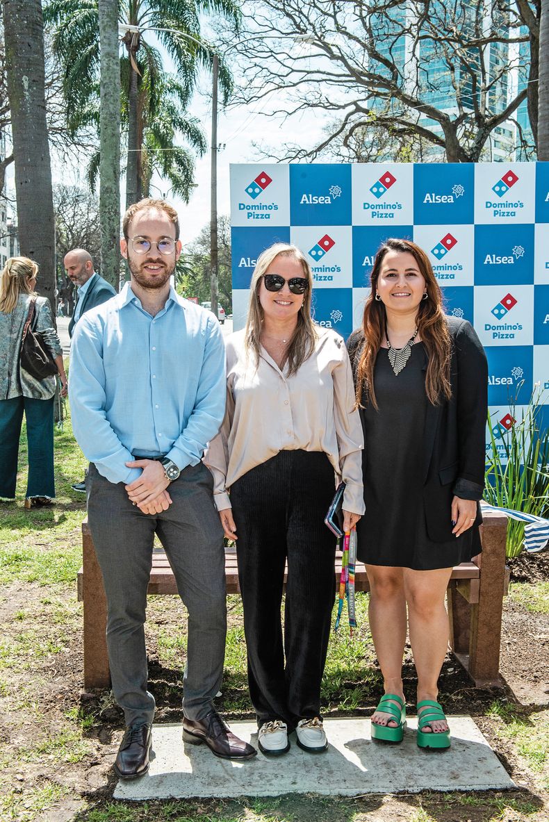Responsable de Asuntos Corporativos de Alsea Sudamérica Gonzalo Vronkistinos, responsable de Operaciones de Starbucks Uruguay Natalia Lapaz y Fernanda Bidegain, encargada de Recursos Humanos de Domino’s Pizza