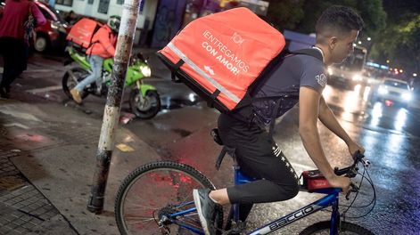 Repartidores trabajando para plataformas.