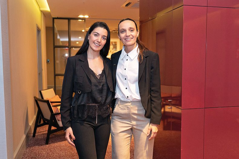 Martina Romano, de Marketing de Rutini Wines, con la enóloga de la bodega Martina Galeano.&nbsp;