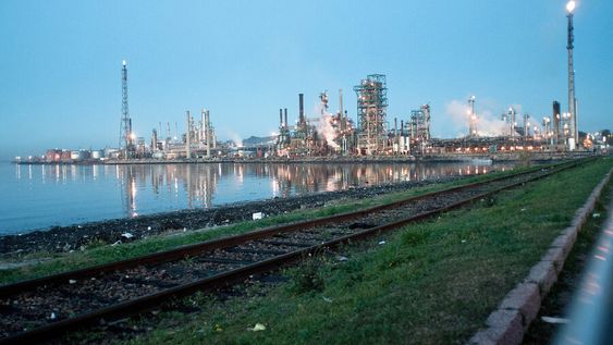 La característica antorcha de la planta de Ancap en La Teja. Foto: Ricardo Antúnez, adhocFOTOS La característica antorcha de la planta de Ancap en La Teja. Foto: Ricardo Antúnez, adhocFOTOS