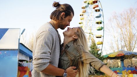 Búsqueda | Pareja en parque de diversiones.jpg
