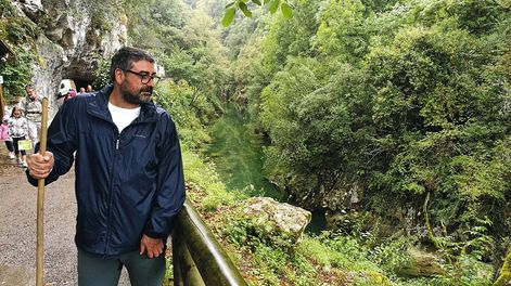 Búsqueda | Gustavo Laborde, antropólogo y aficionado a las caminatas, en Cabrales, Asturias.