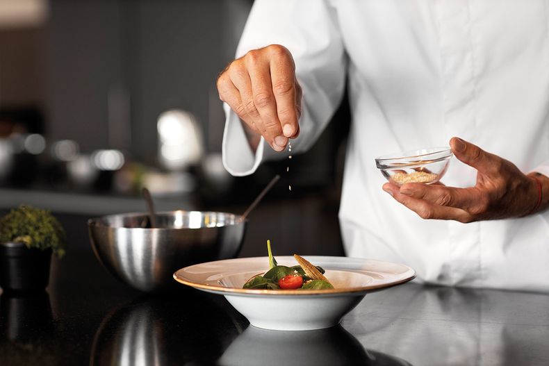 chef-profesional-preparando-comida-en-la-cocina