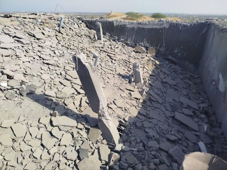 Fotografía difundida por la agencia de noticias iraní Tasnim que muestran los destrozos en un depósito de agua potable que aseguran haber sido alcanzado en un ataque estadounidense. Un ataque de Estados Unidos a dos depósitos de agua en Bimani, en el distrito de Sirik, a orillas del estrecho de Ormuz, ha dejado sin agua potable a 20.000 personas, denunció este miércoles la agencia Mizan, perteneciente a la Judicatura iraní.