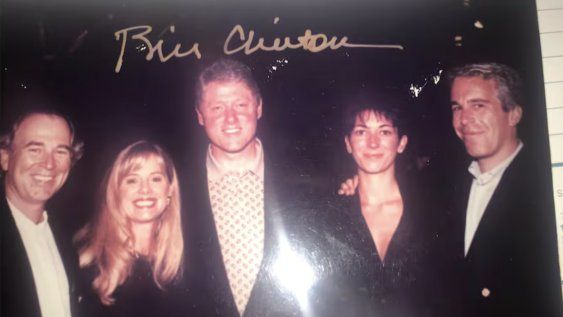 Una foto muestra a Jeffrey Epstein y su pareja, Ghislaine Maxwell, junto a Clinton y otras dos personas.