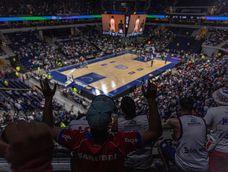 Hinchas de Nacional durante la última final de la Liga Uruguaya de Básquetbol, disputada ante Aguada en el Antel Arena Hinchas de Nacional durante la última final de la Liga Uruguaya de Básquetbol, disputada ante Aguada en el Antel Arena