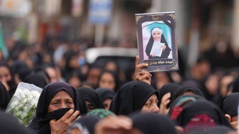 Una fotografía facilitada por el Departamento de Prensa Extranjera de Irán muestra a iraníes participando en el funeral de las víctimas de un ataque aéreo contra una escuela de niñas en la ciudad de Minab, en el sur de Irán, el 3 de marzo de 2026.