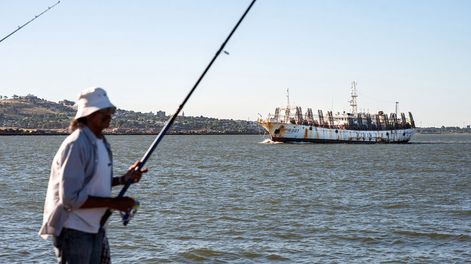 Un barco pesquero en la bahía de Montevideo. Foto: Ricardo Antúnez / adhocFOTOS