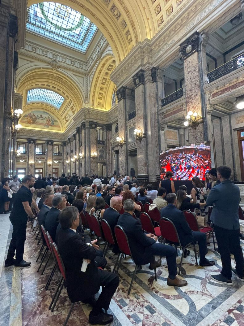 Invitados a la ceremonia siguen lo que sucede en la Asamblea General a través de una pantalla gigante en el Salón de los Pasos Perdidos