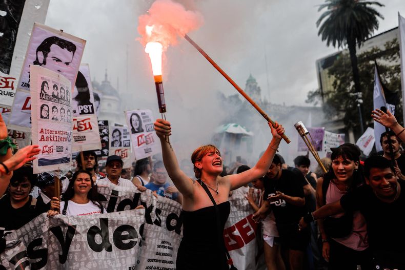 Una mujer grita arengas durante una manifestación este lunes, en Buenos Aires.
