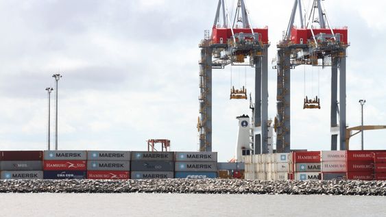 El comercio con otros países lleva a mejoras en la acumulación de capital humano y físico, además de la productividad