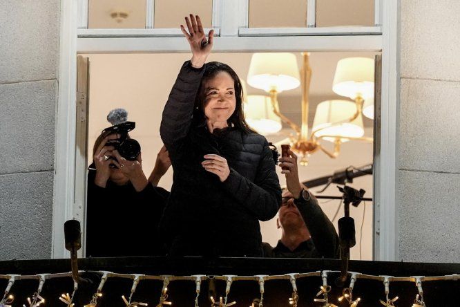 La Premio Nobel de la Paz, María Corina Machado, saluda desde el balcón del Grand Hotel de Oslo, Noruega, el 11 de diciembre de 2025.