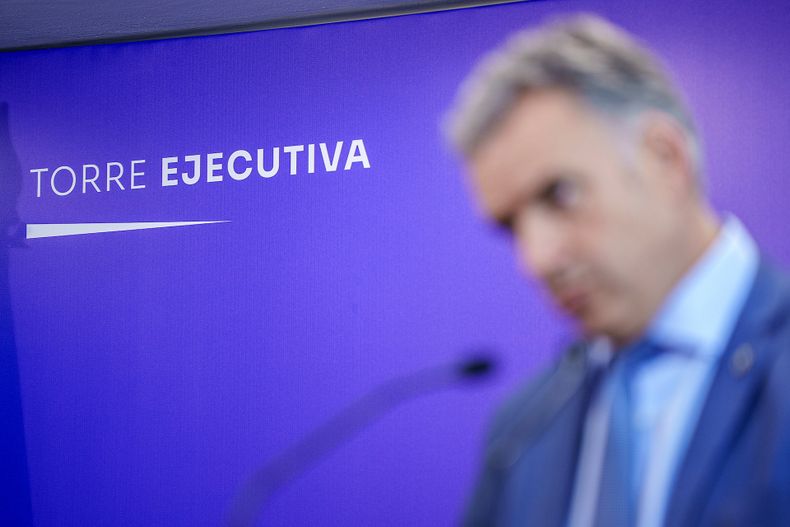 Yamandú Orsi en conferencia de prensa tras una reunión en la Torre Ejecutiva en Montevideo.