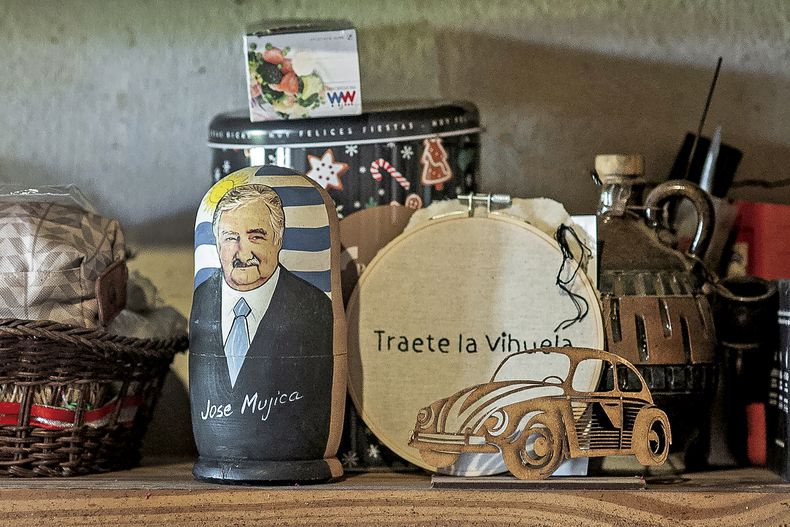 La mamushka con la cara de Pepe Mujica fue un regalo del senador Aníbal Pereira, quien la compró en una feria de artesanos de la plaza Roja, de Moscú. Tiene las caras de los presidentes: Tabaré Vázquez, Jorge Batlle, Julio María Sanguinetti, Luis Lacalle Herrera.
