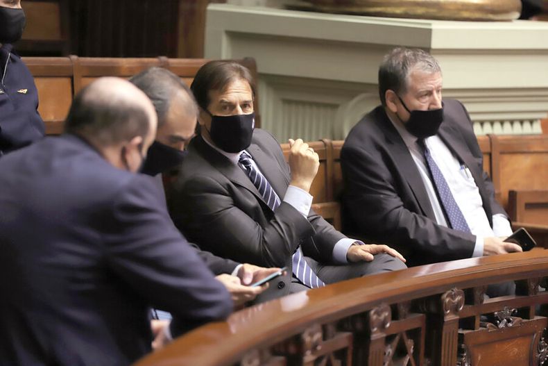 El presidente Lacalle Pou fue al Parlamento a ver la discusión parlamentaria. ? . Foto: Nicolás Der Agopián