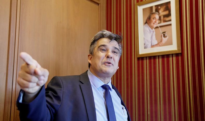 Carlos Camy durante la entrevista con Búsqueda. Foto: Javier Calvelo / adhocFOTOS