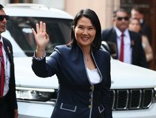 La presidenta electa de Perú, Keiko Fujimori, saluda a su llegada al Ministerio de Relaciones Exteriores para las reuniones bilaterales con delegaciones extranjeras previas a su toma de posesión en Lima el 27 de julio de 2026.
