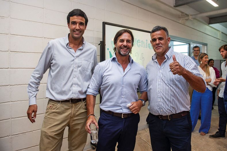 Director del Centro Juvenil y Deportivo Quebracho Andrés Supervielle, presidente de la República Luis Lacalle Pou y Pedro Supervielle