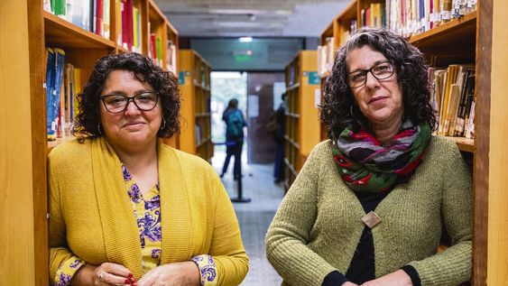 Claudia Bidart y Karina Camps, responsables de la iniciativa en la Biblioteca de la Facultad de Psicología. Fotos: Mauricio Zina / adhocFOTOS