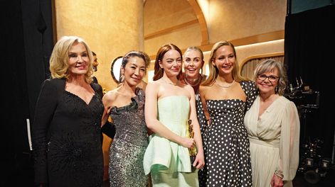 Búsqueda | La ganadora del Oscar a Mejor actriz Emma Stone con Jessica Lange, Michelle Yeoh, Charlize Theron, Jennifer Lawrence y Sally Field. Foto: Richard Harbaugh, Academy of Motion Picture Arts and Sciences (AMPAS)
