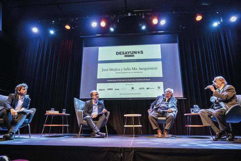 Guillermo Draper y Andrés Danza, de Búsqueda, y los expresidentes José Mujica y Julio María Sanguinetti