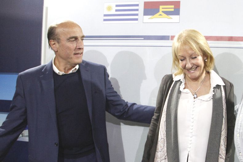 imagen de Martínez y Cosse disputan el apoyo de las frenteamplistas