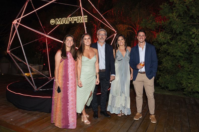 De Mapfre: de la fundación Karina Cabrera, Comunicación y Marketing Tatiana Malowany, delegado Diego Peregalli, jefa de Marketing y Negocio Digital Valentina Varela y delegado Diego Núñez