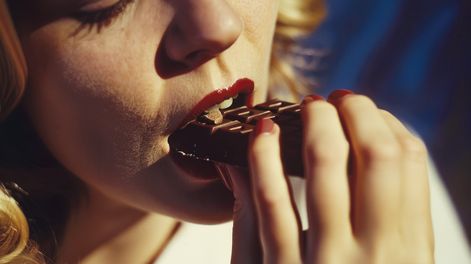 Búsqueda | Mujer disfruta chocolate