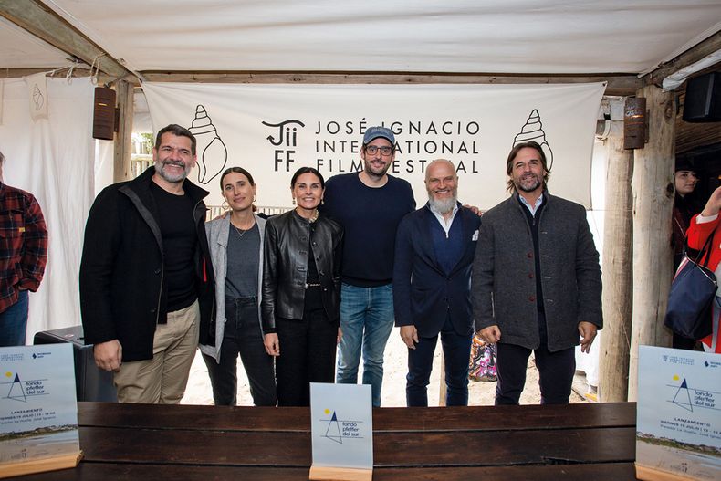 De JIIFF: Pablo Mazzola, Fiona Pittaluga, María Pfeffer, Martín Cuinat y John Pfeffer con el presidente de la República Luis Lacalle Pou
