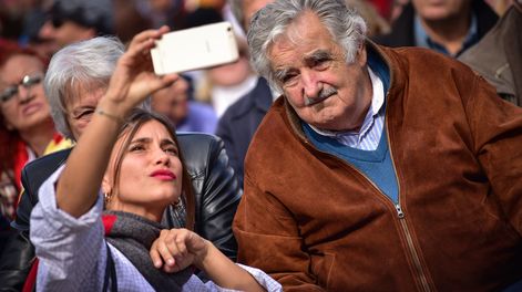Expresidente José Mujica se saca una foto con una militante