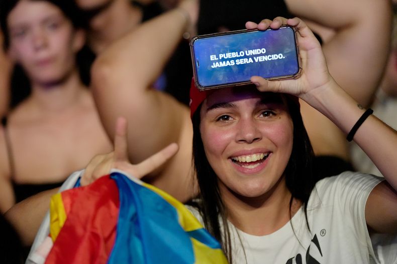 Votantes del Frente Amplio tras conocer los resultados del balotaje, en el Hotel NH en Montevideo