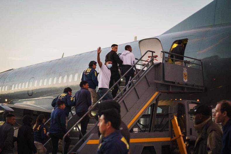 Fotografía cedida por el Ministerio del Interior de Chile que muestra a integrantes de la Policía de Investigaciones (PDI) trasladando a personas extranjeras deportados el jueves 16 de abril de 2026, en el Grupo de aviación Nº10 de la Fuerza Aérea de Chile, en Santiago (Chile).
