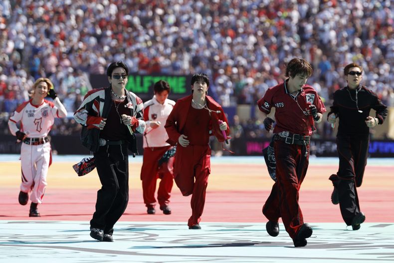 El grupo de pop surcoreano BTS actúa durante la final de la Copa Mundial de la FIFA 2026 entre España y Argentina.