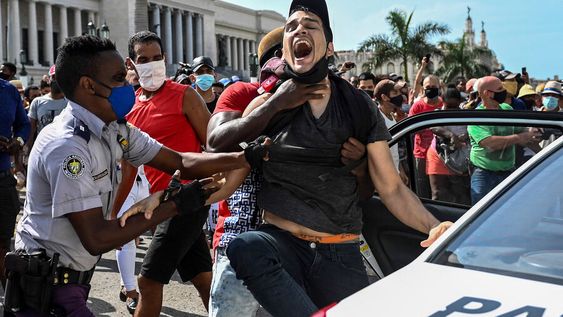 Un hombre es arrestado durante una manifestación contra el gobierno del presidente cubano Miguel Díaz-Canel en La Habana, el 11 de julio de 2021. Foto: AFP.