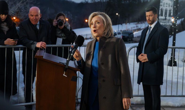 La ex primera dama y ex secretaria de Estado Hillary Clinton habla tras prestar declaración ante el Comité de Supervisión de la Cámara de Representantes en Chappaqua, Nueva York, EE. UU., el 26 de febrero de 2026.