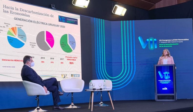 La presidenta de UTE, Silvia Emaldi, junto a su par de Ancap, Alejandro Stipanicic.