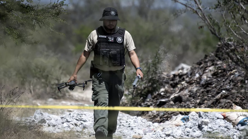 Autoridades del estado de Nuevo León usando drones en la zona donde se localizaron cinco restos humanos en el municipio de Pesquería en 2024