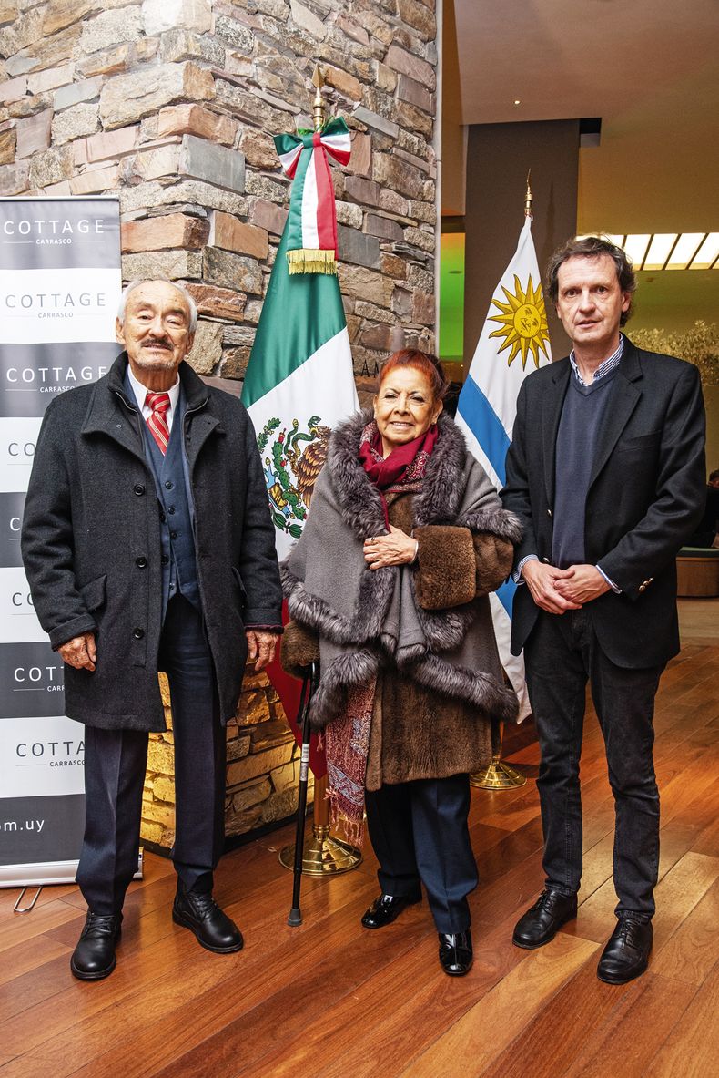 Embajador de México Víctor Manuel Barceló, Josefina Monroy y director de Comunicaciones y Relaciones Institucionales del Hotel Cottage Sergio Goloubintseff