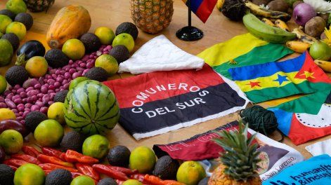 Ofrenda del grupo armado Comuneros del Sur durante un acto para analizar el Proceso de Paz Territorial en Nariño