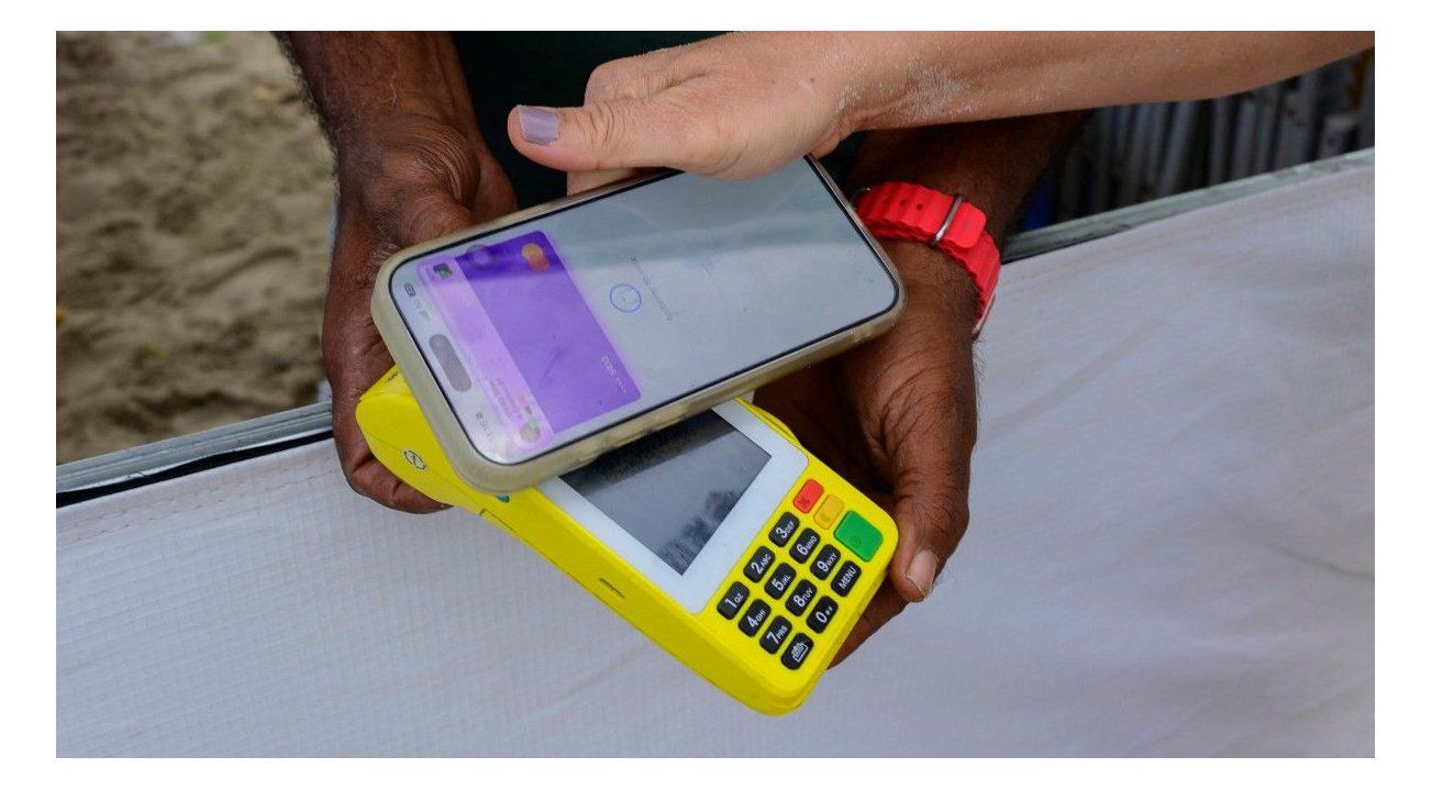 Una mujer paga una compra en la playa de Copacabana con el sistema de pago instantáneo Pix de Brasil, en Río de Janeiro, Brasil, el 9 de julio de 2026.