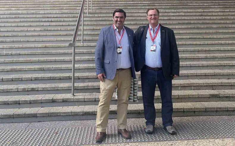 El presidente de la Sociedad de Criadores de Aberdeen Angus del Uruguay, Juan Pablo Pérez Frontini, y el directivo Mauricio Rodríguez, en Australia