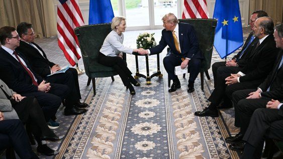 Donald Trump estrecha la mano de la presidenta de la Comisión Europea, Ursula von der Leyen, tras acordar un acuerdo comercial entre ambas economías tras su reunión en Turnberry, suroeste de Escocia, el 27 de julio de 2025 Donald Trump estrecha la mano de la presidenta de la Comisión Europea, Ursula von der Leyen, tras acordar un acuerdo comercial entre ambas economías tras su reunión en Turnberry, suroeste de Escocia, el 27 de julio de 2025