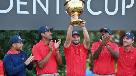 Parte del equipo de Estados Unidos en la premiación de la Presidents Cup