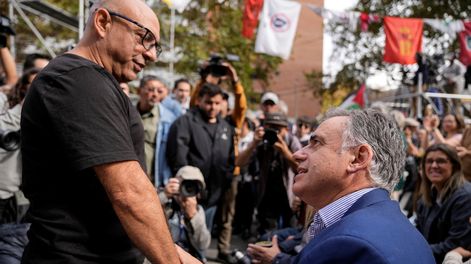 Marcelo Abdala y Yamandú Orsi durante el acto del Día de los Trabajadores
