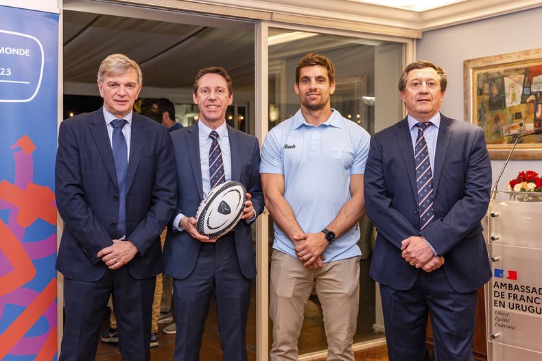 Secretario nacional del Deporte Sebastián Bauzá, embajador de Francia Jean-Paul Seytre, capitán de Uruguay Andrés Vilaseca y presidente de la URU Santiago Slinger