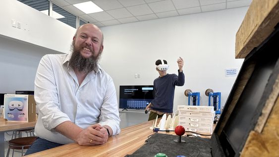 Ezequiel Alemán, director del Instituto Tecnológico Regional Este de la Universidad Tecnológica, junto a un adolescente del programa Trama. Ezequiel Alemán, director del Instituto Tecnológico Regional Este de la Universidad Tecnológica, junto a un adolescente del programa Trama.