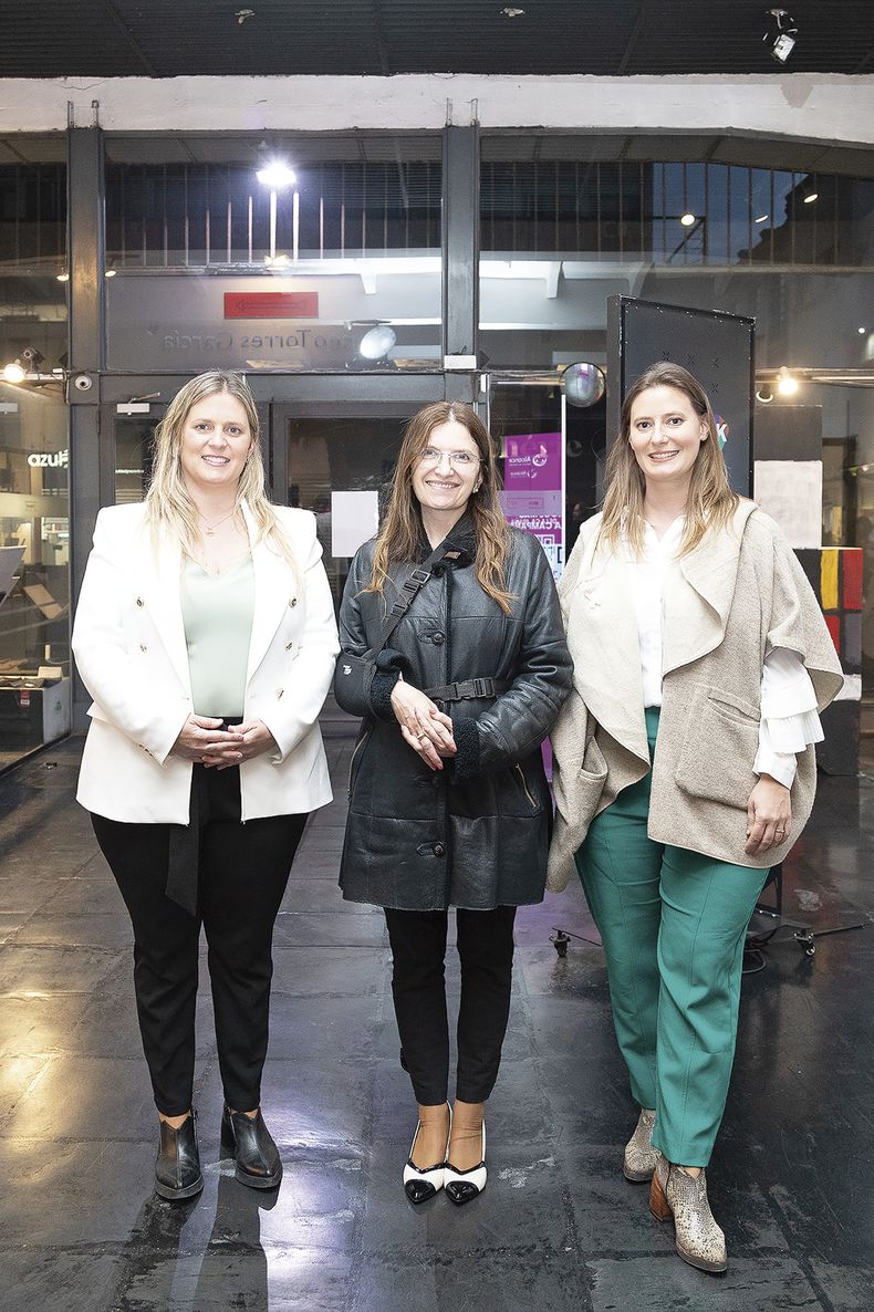 De la directiva de Alcance, María Inés García y Alejandra García rodean a la ministra de Salud Karina Rando