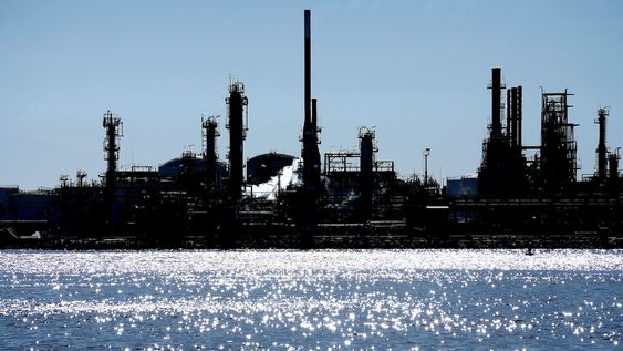 Vista de la refinería de La Teja desde la bahía de Montevideo. Vista de la refinería de La Teja desde la bahía de Montevideo.